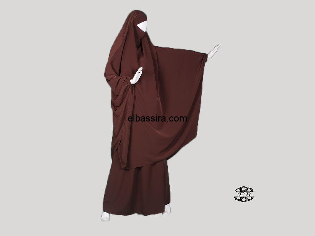 Jilbab ou Jelbab 2 Pièces avec manches papillon et une jupe évasée, en tissu Koshibo, appelé aussi Microfibre, de couleur marron café